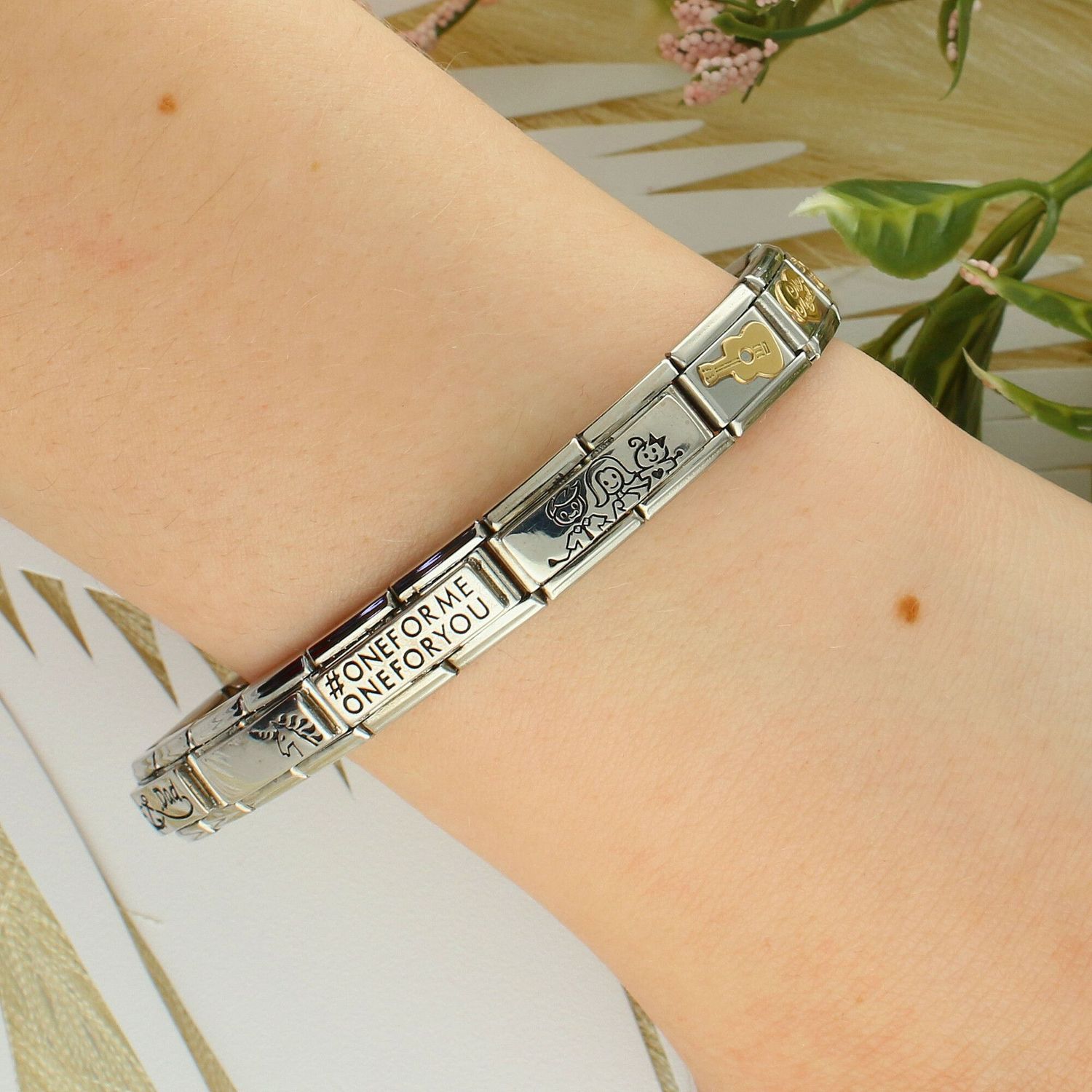 Nomination Link 18K zawieszka złoto Gitara Elektryczna 030117 10 to element do bransoletki komponowanej Nomination. Spersonalizuj swoją bransoletkę Nomination dodając do niej element z kolekcji COMPOSABLE..jpg